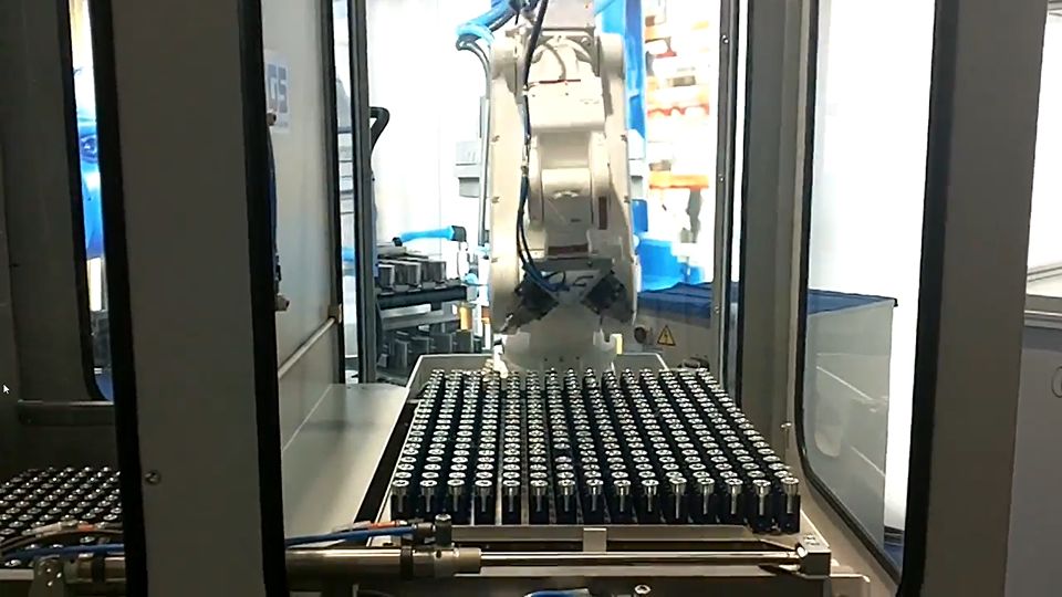 Roboterarm platziert Werkstücke